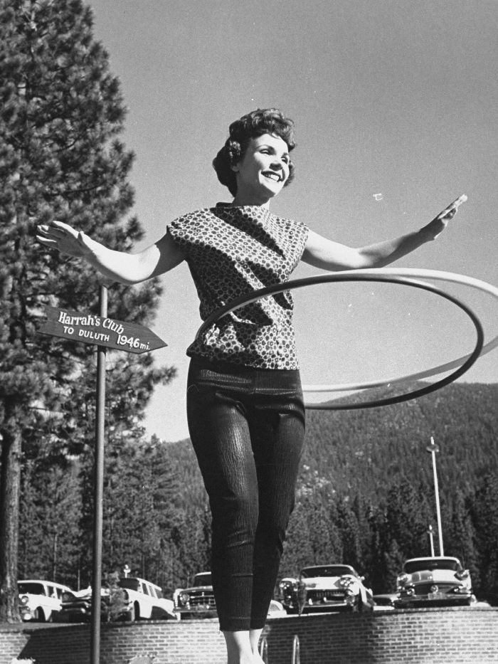 Mulher da década de 1950-1960 torce por aro
