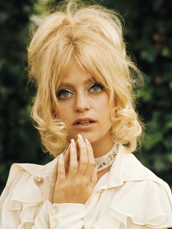 Goldi Hawn usa um penteado na forma de uma colméia