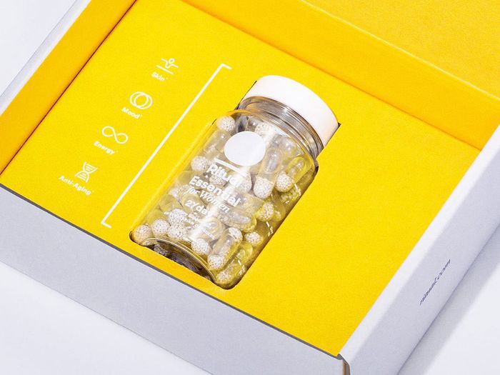 Multivitaminas rituais para mulheres em uma caixa amarela