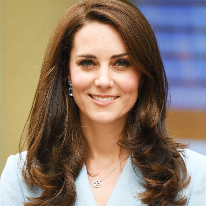 Kate Middleton com cabelos longos e brilhantes de uma cor de noz
