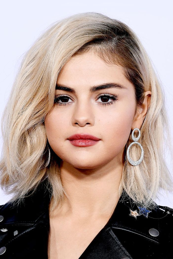 Cortes de cabelo curtos para um rosto redondo: Selena Gomez