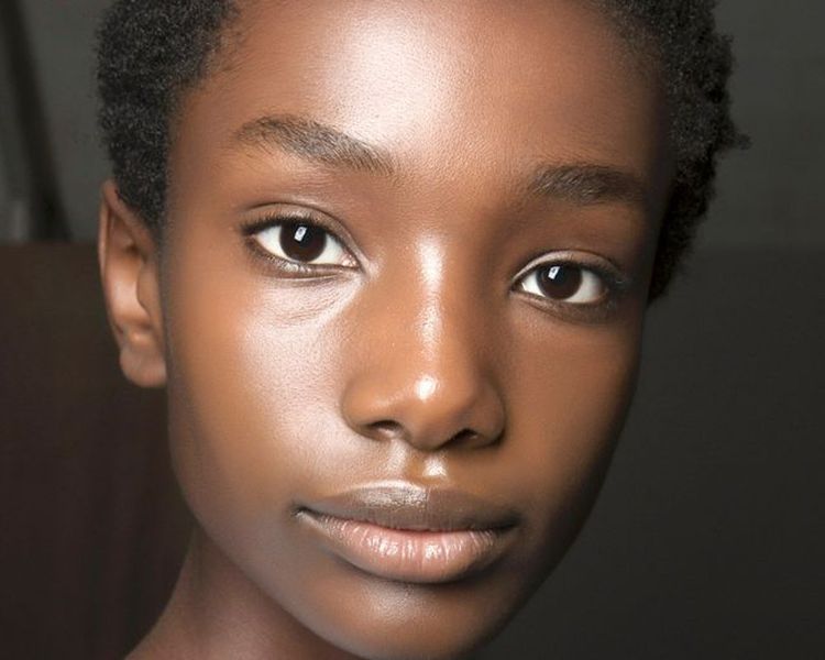 Close-up de uma mulher negra com pele clara