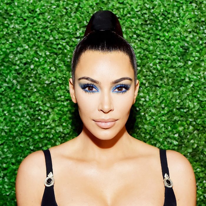 Kim Kardashian com maquiagem de olho azul