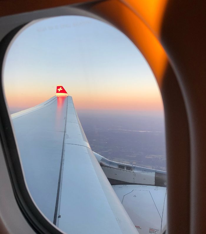 Vista de uma asa de avião no ar suíço