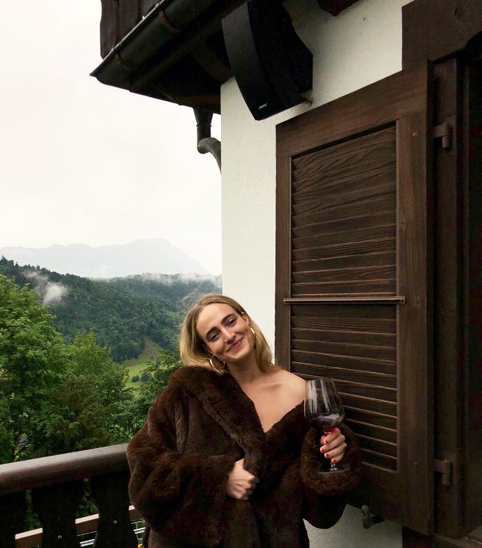 Hallie Gould aprecia vinho tinto na Suíça