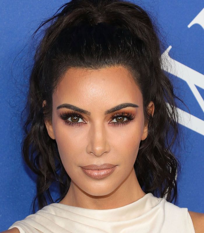 Kim Kardashian com maquiagem difusa nos olhos esfumados