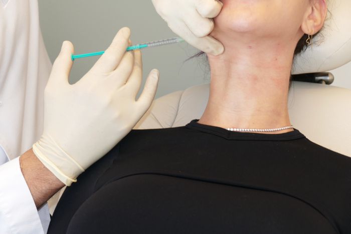 Tanya Akim faz injeções de botox no pescoço