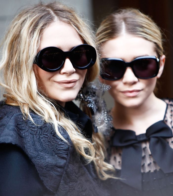 Mary-Kate e Ashley em grandes óculos de sol pretos