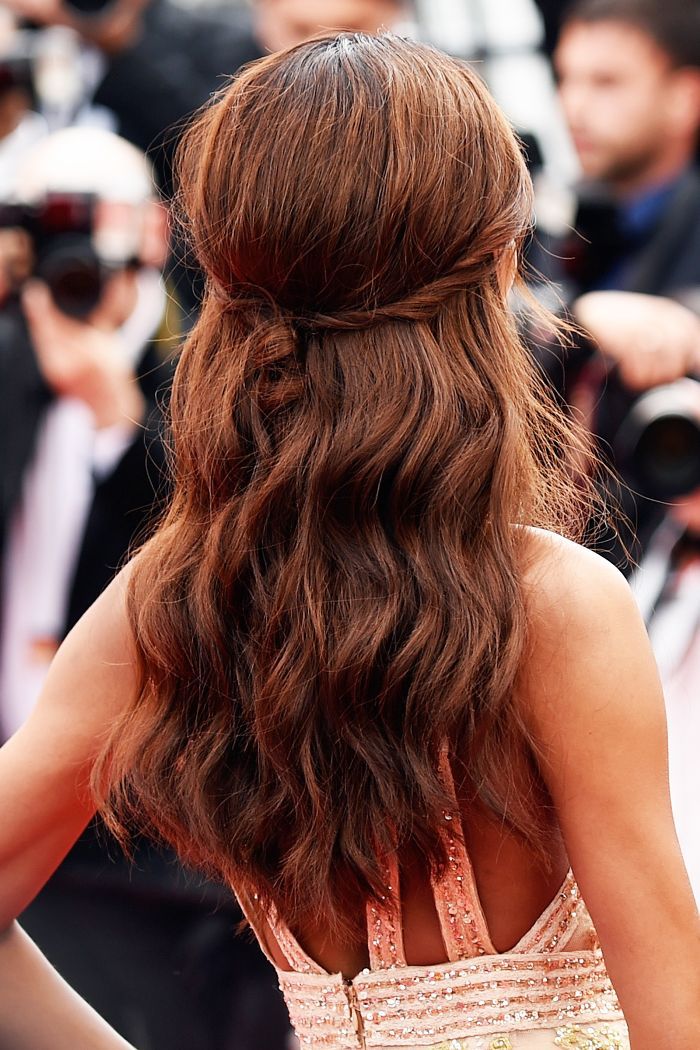 Kendall Jenner se encaixa em seus cachos curtos em um penteado vintage