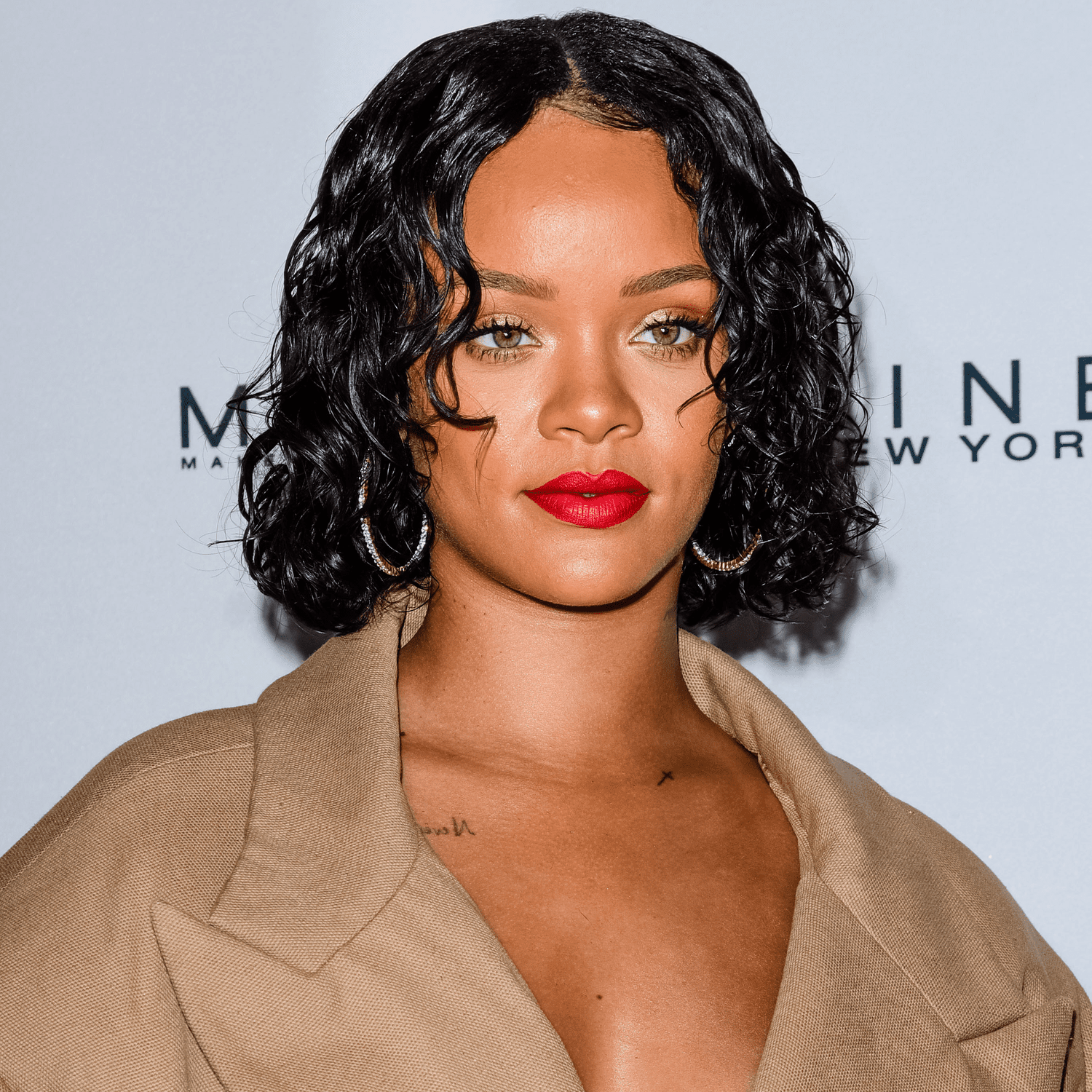 Rihanna com penteado bob encaracolado e molhado