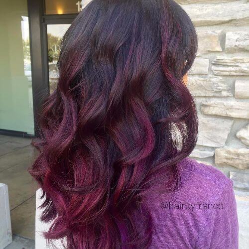 Brilho violeta em cabelos castanhos escuros