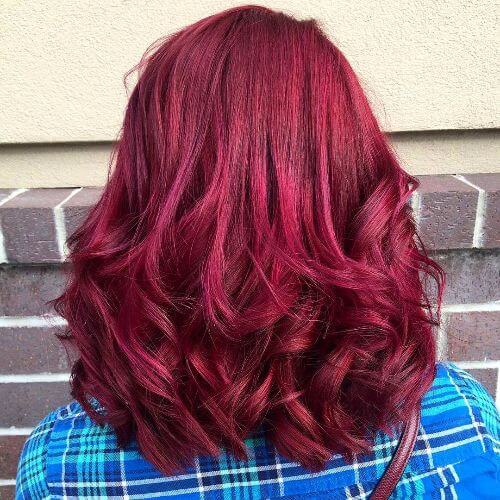 cor de cabelo da Borgonha vermelha saturada