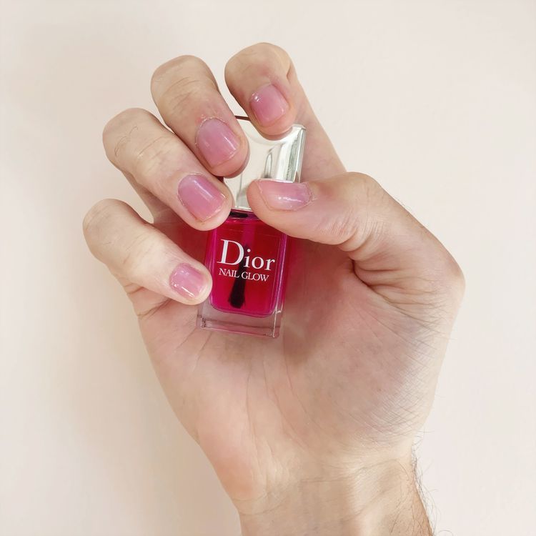 Unhas pintadas com verniz rosa brilhante Dior Nail Glow