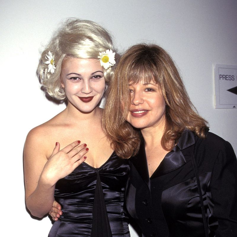 Drew Barrymore com batom escuro nos anos 90