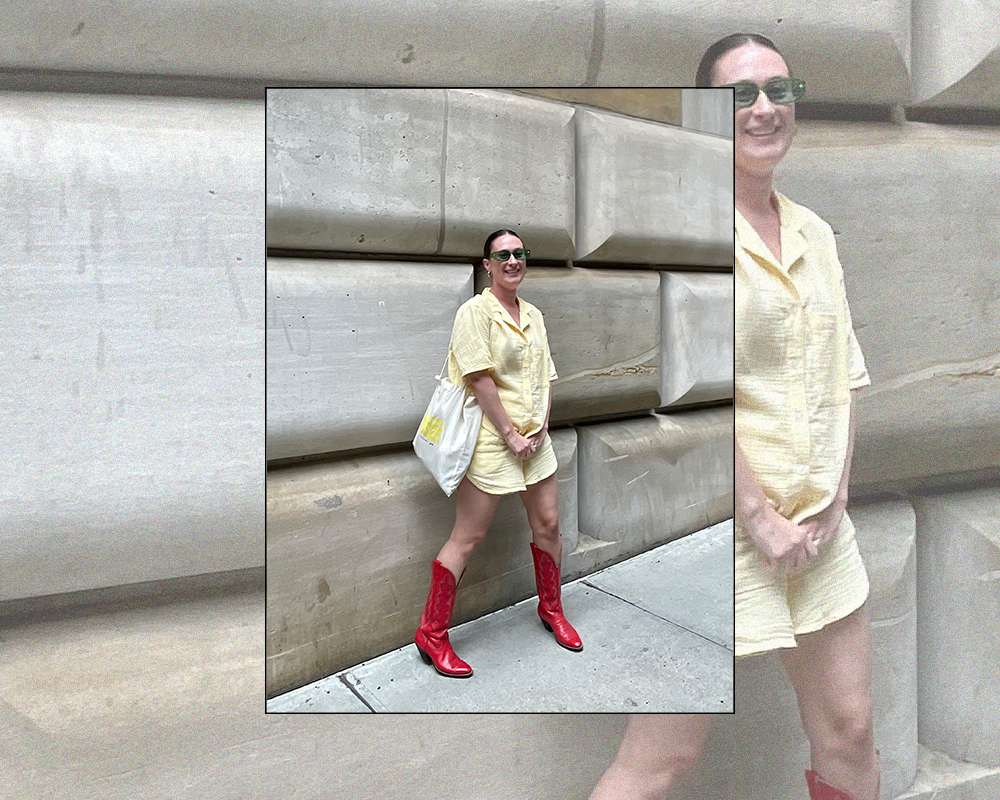 Erica Reals em camisa amarela e botas de cowboy vermelhas