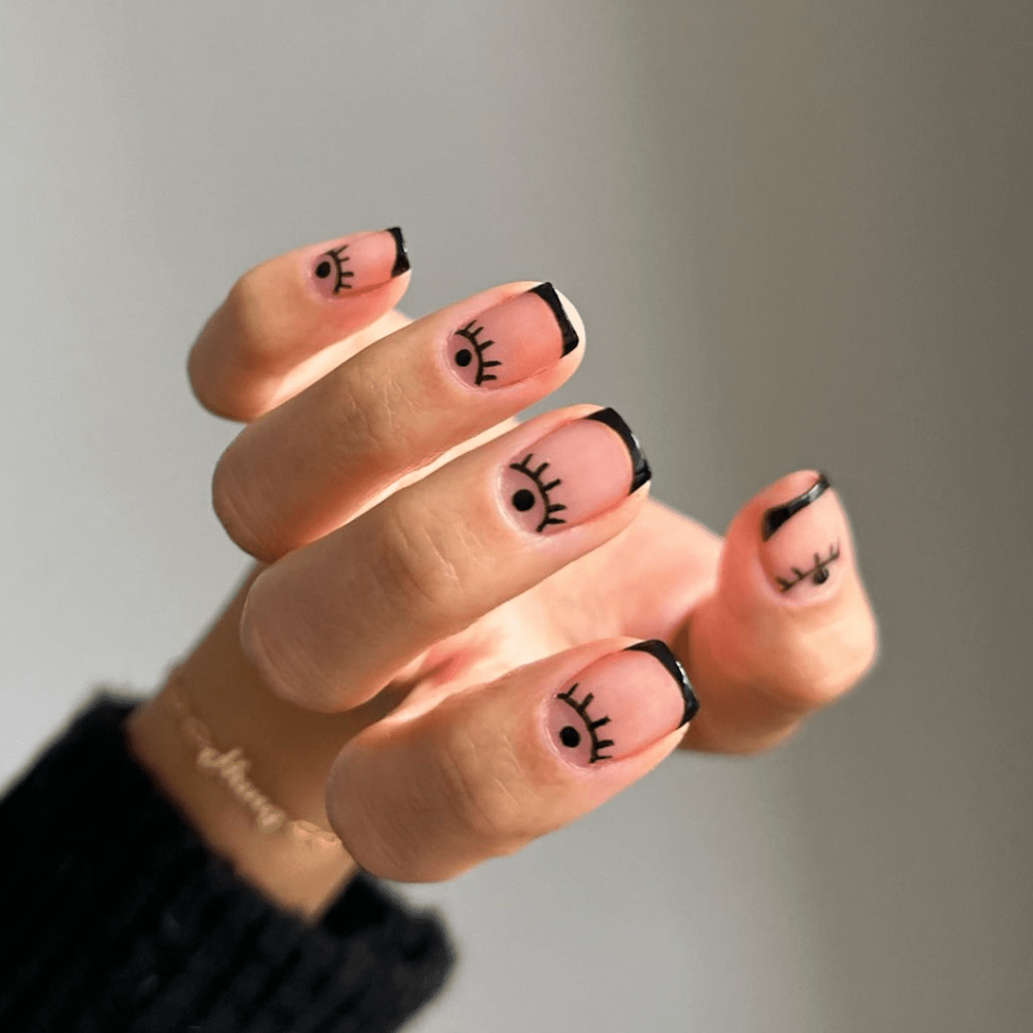 Manicure francesa negra com meio design de lua por cutícula