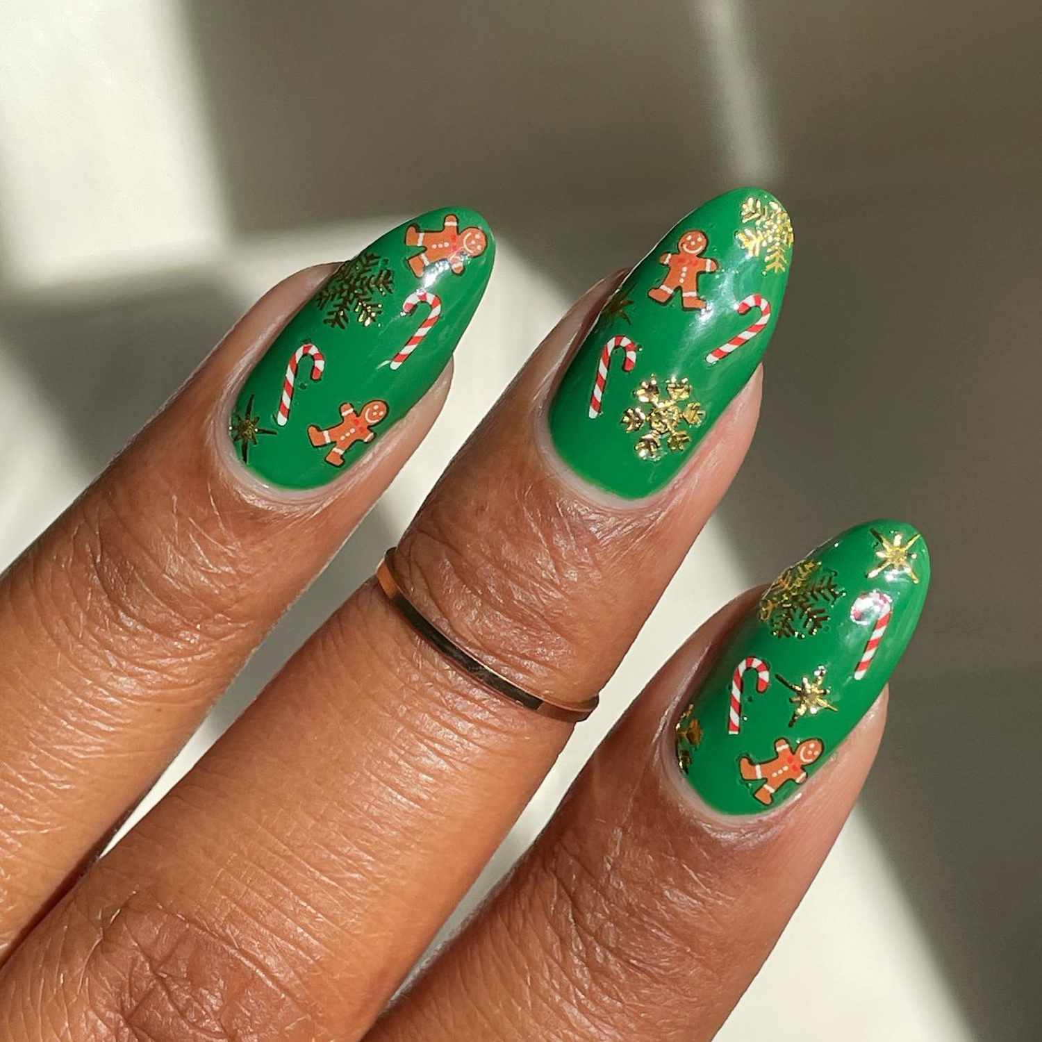 Fecha r-Up Green Manicure com adesivos sazonais festivos