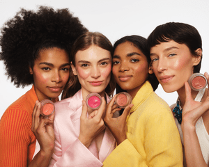 Quatro modelos mantêm os bálsamos Goop Beauty Colorblur