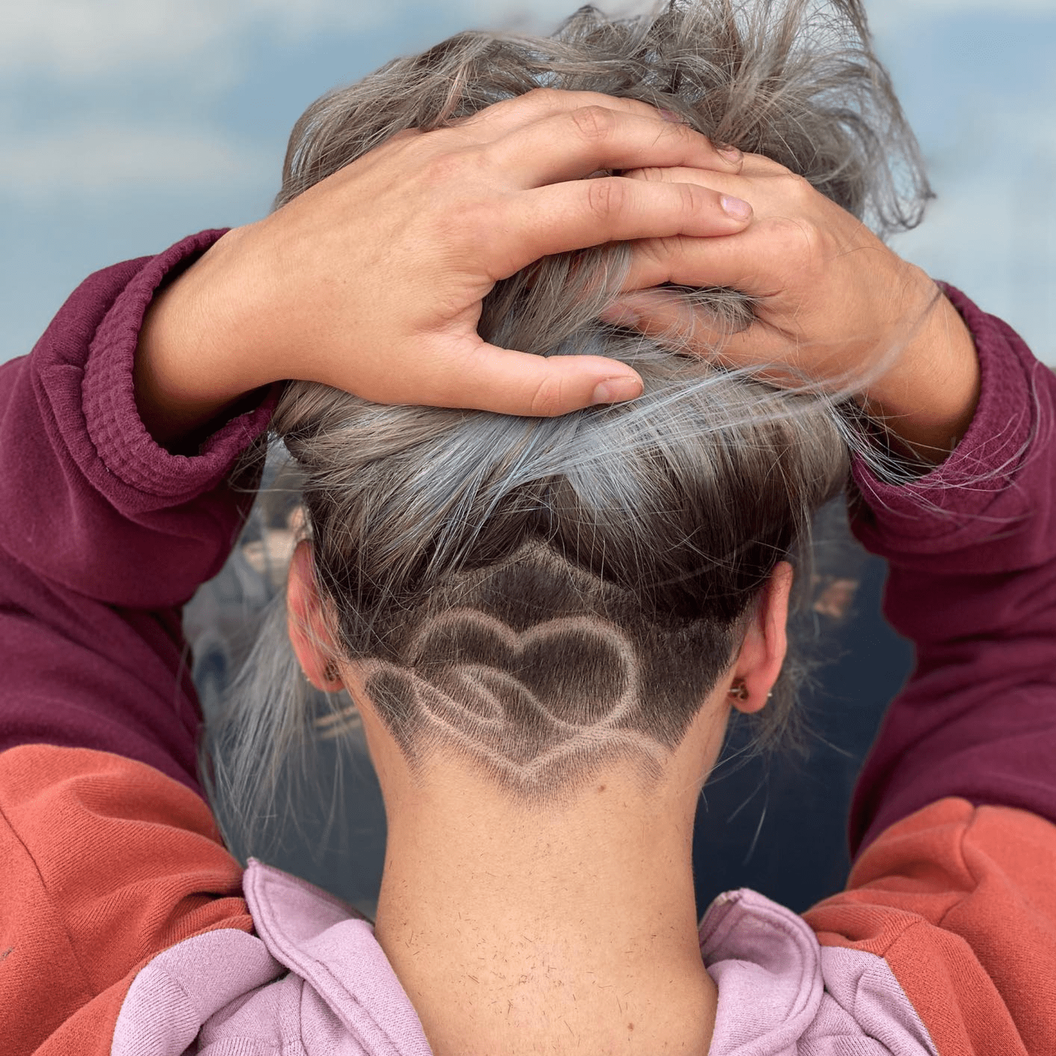 Vista lateral de uma mulher com corte de cabelo curto pixie e bob