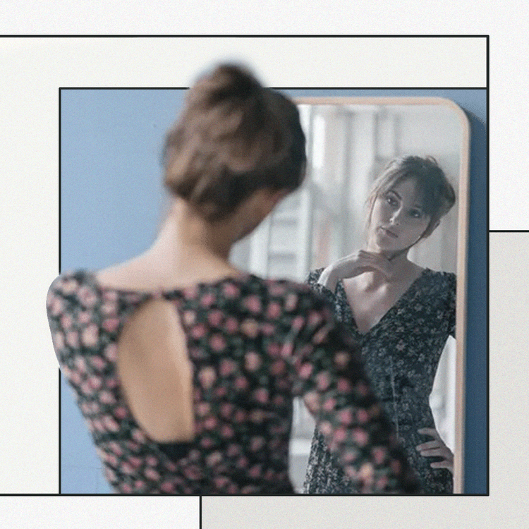 Uma mulher contempla seu reflexo no espelho em plena altura