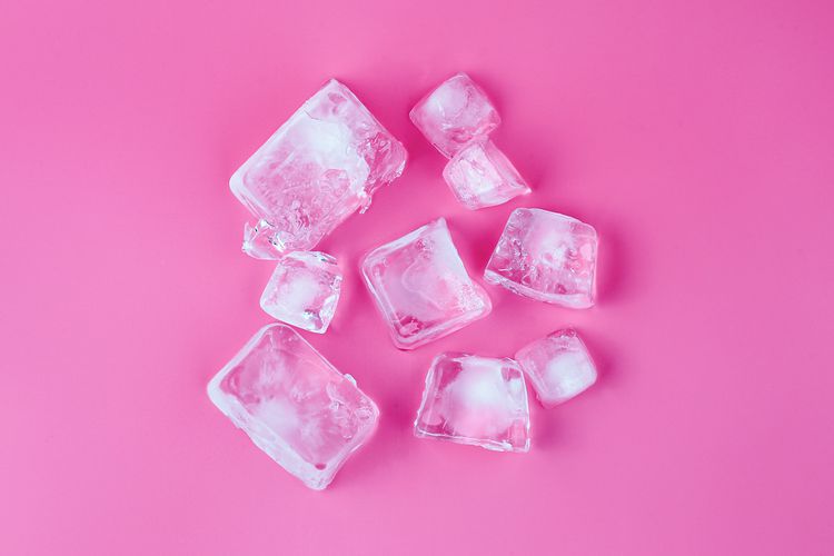 Cubos de gelo em um fundo rosa