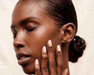 Modelo Black Woman toca seu rosto