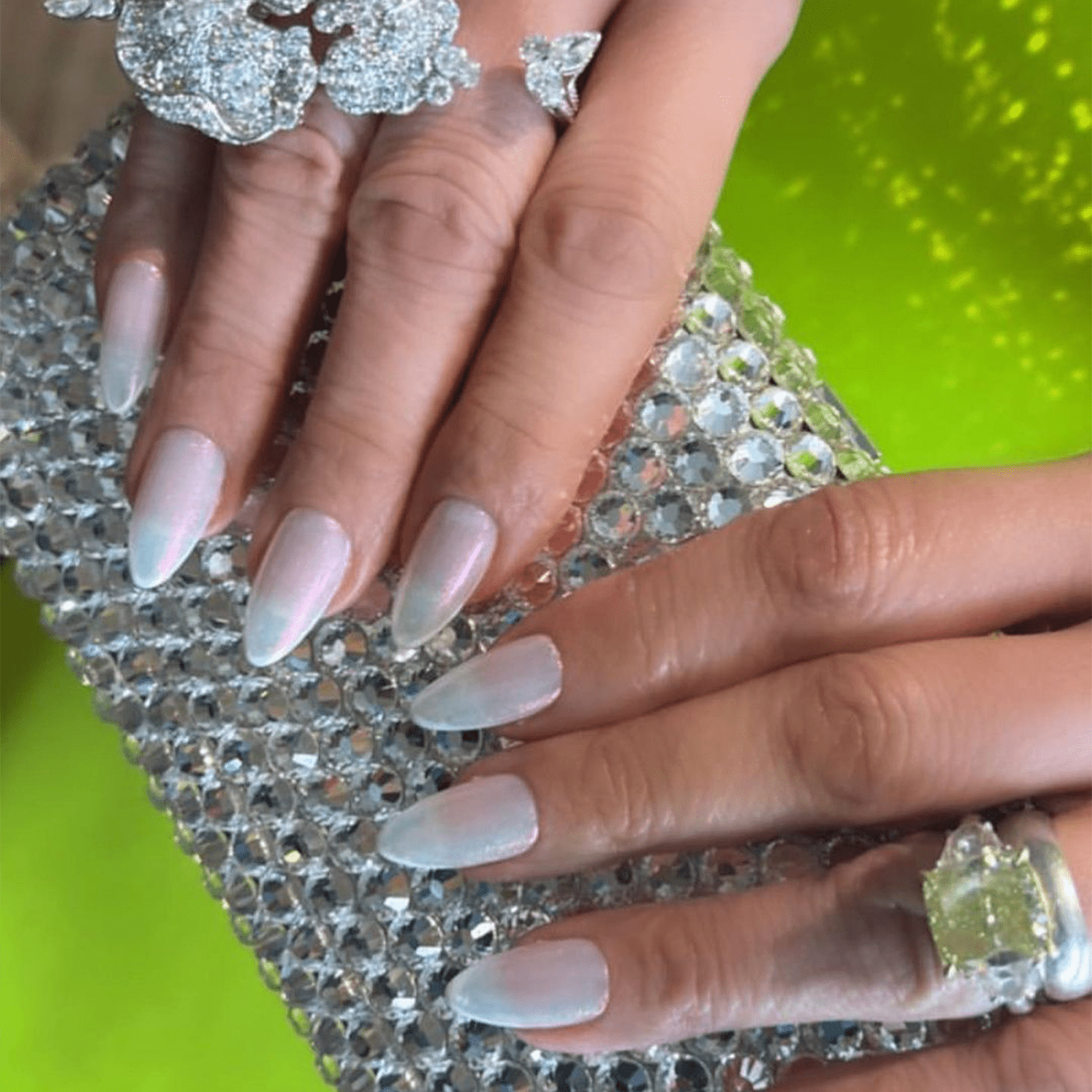 As unhas com o marc a-texto Jennifer Lopez