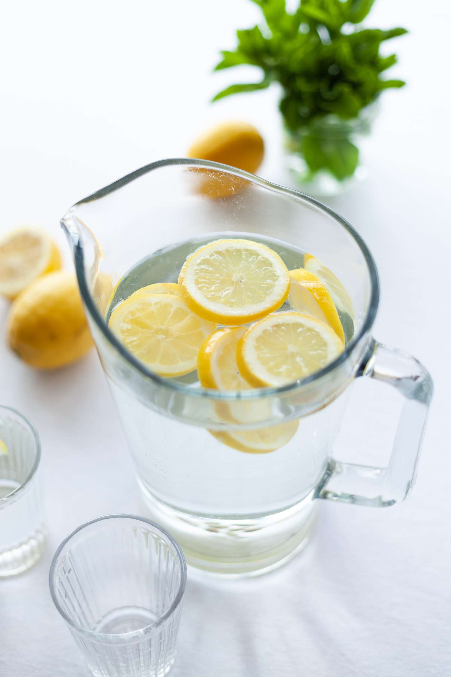 jarra cheia de água com limão