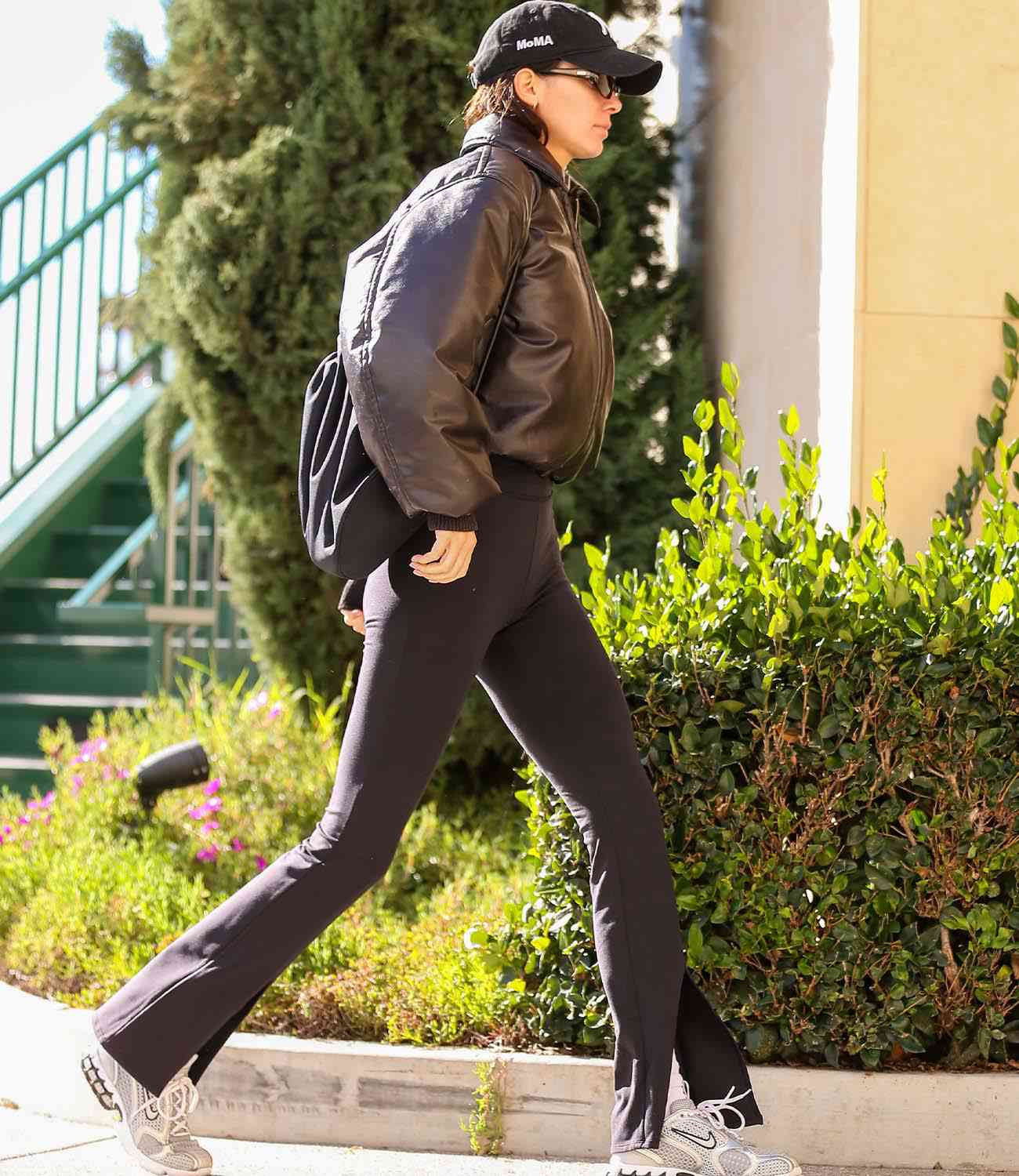Kendall Jenner em calças de ioga queimadas em Los Angeles em janeiro de 2023.
