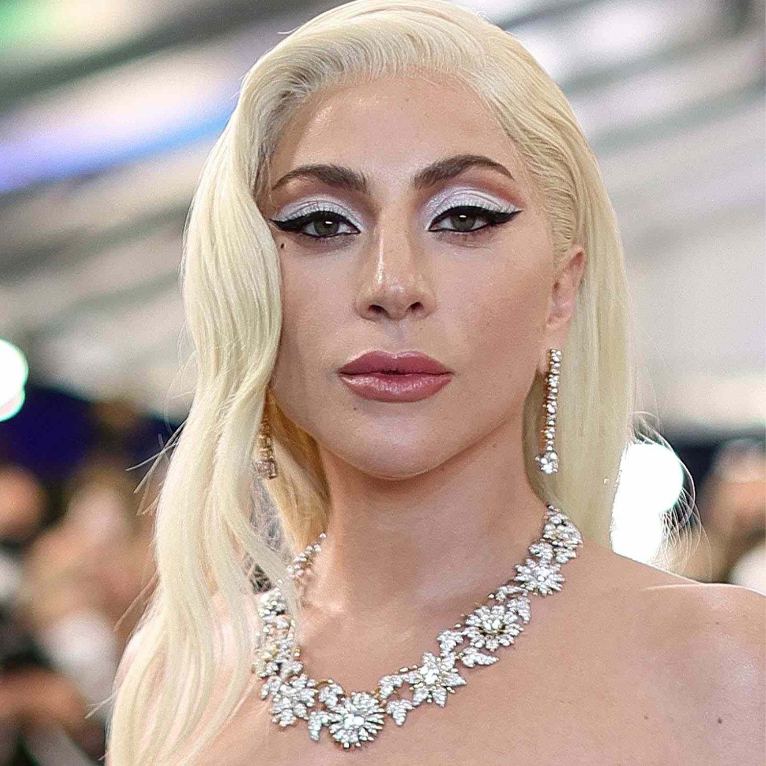 Lady Gaga com pálpebras brancas na cerimônia de prêmio SAG