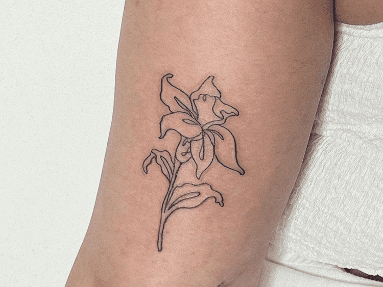 mulher com tatuagem de flor no braço