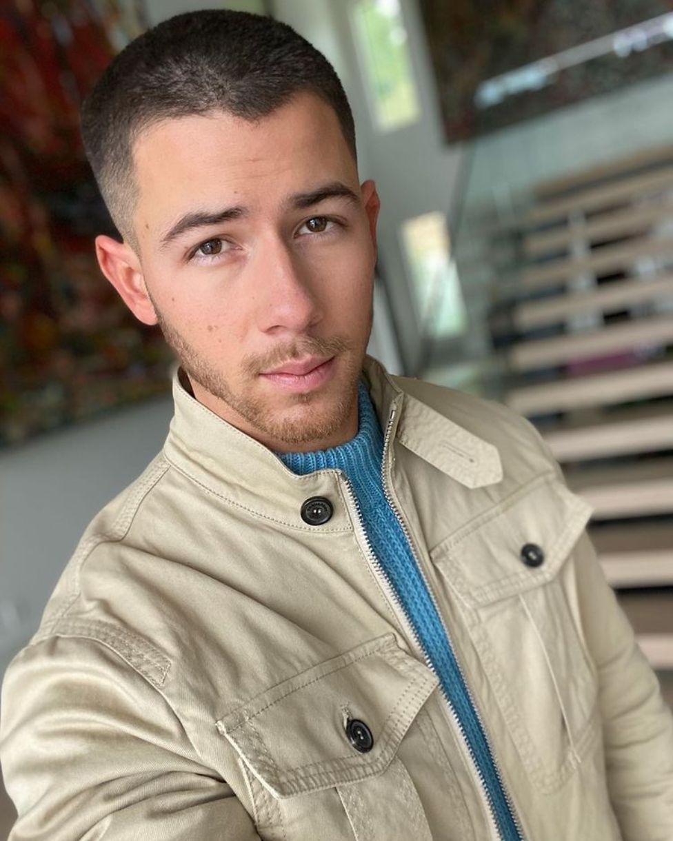 Nick Jonas Selfie < pan> De acordo com Marinaro, Fade prolongará a vida de um corte de cabelo, o que a torna uma excelente alternativa a uma praça tradicional.