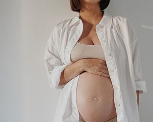 Mulher grávida em uma camisa branca