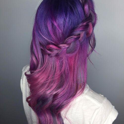 O cabelo azul-violeta é ombre