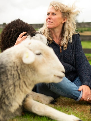 Uma mulher com uma ovelha
