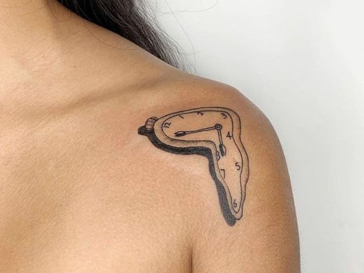 Tatuagem no ombro com uma figura feminina linear arte design