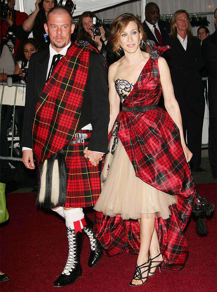 Sarah Jessica Parker e Alexander McQueen no Met Gala de 2006