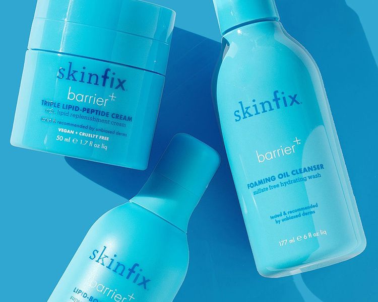 Três produtos Skinfix em fundo azul.