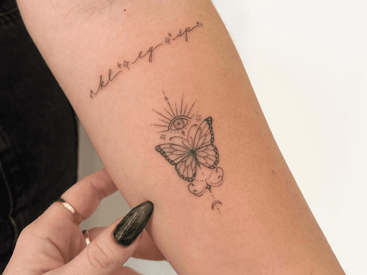 Mão com tatuagens