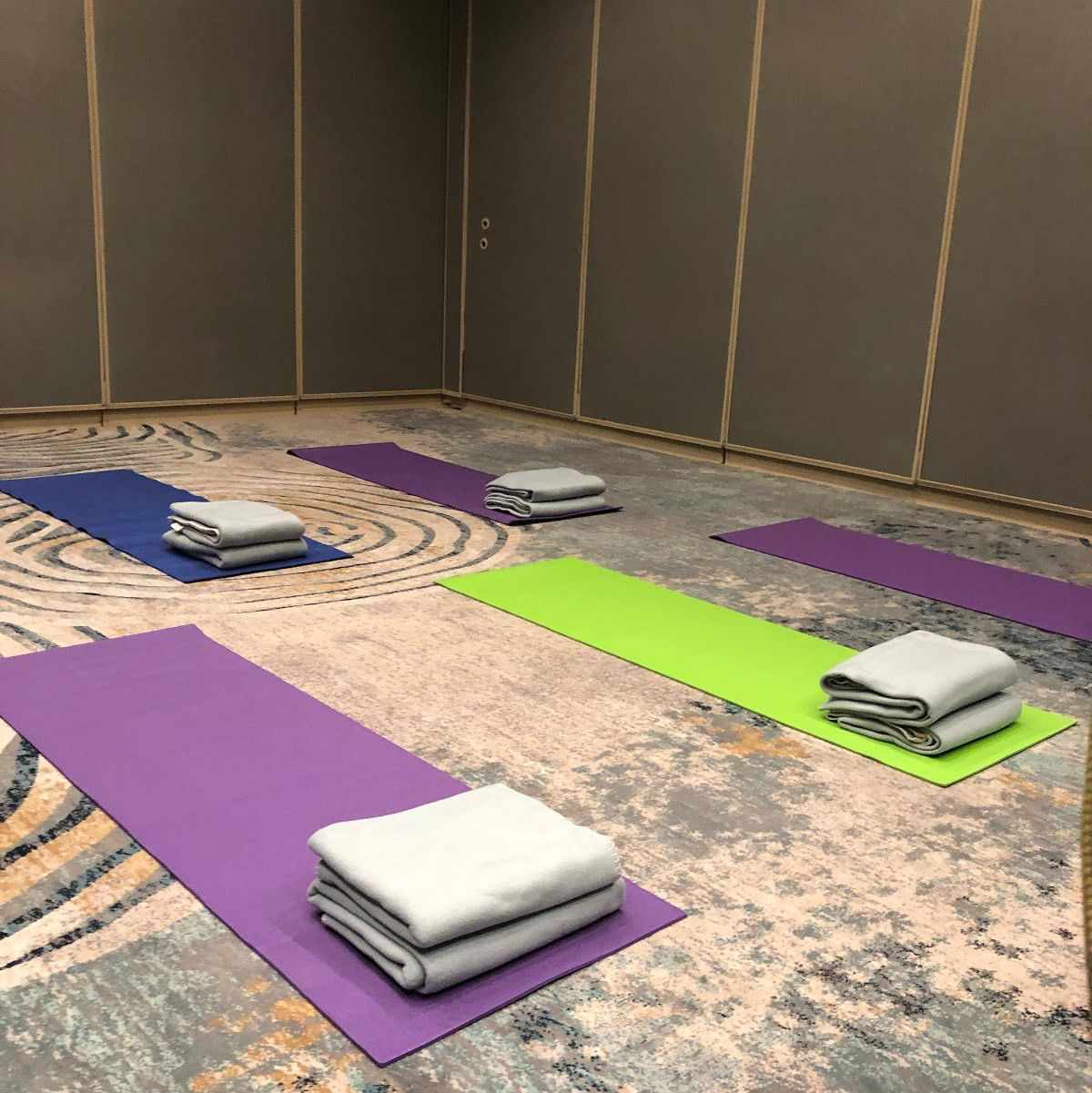 tapetes de ioga seguidos