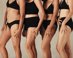 Grupo de mulheres positivas para o corpo em roupas íntimas pretas